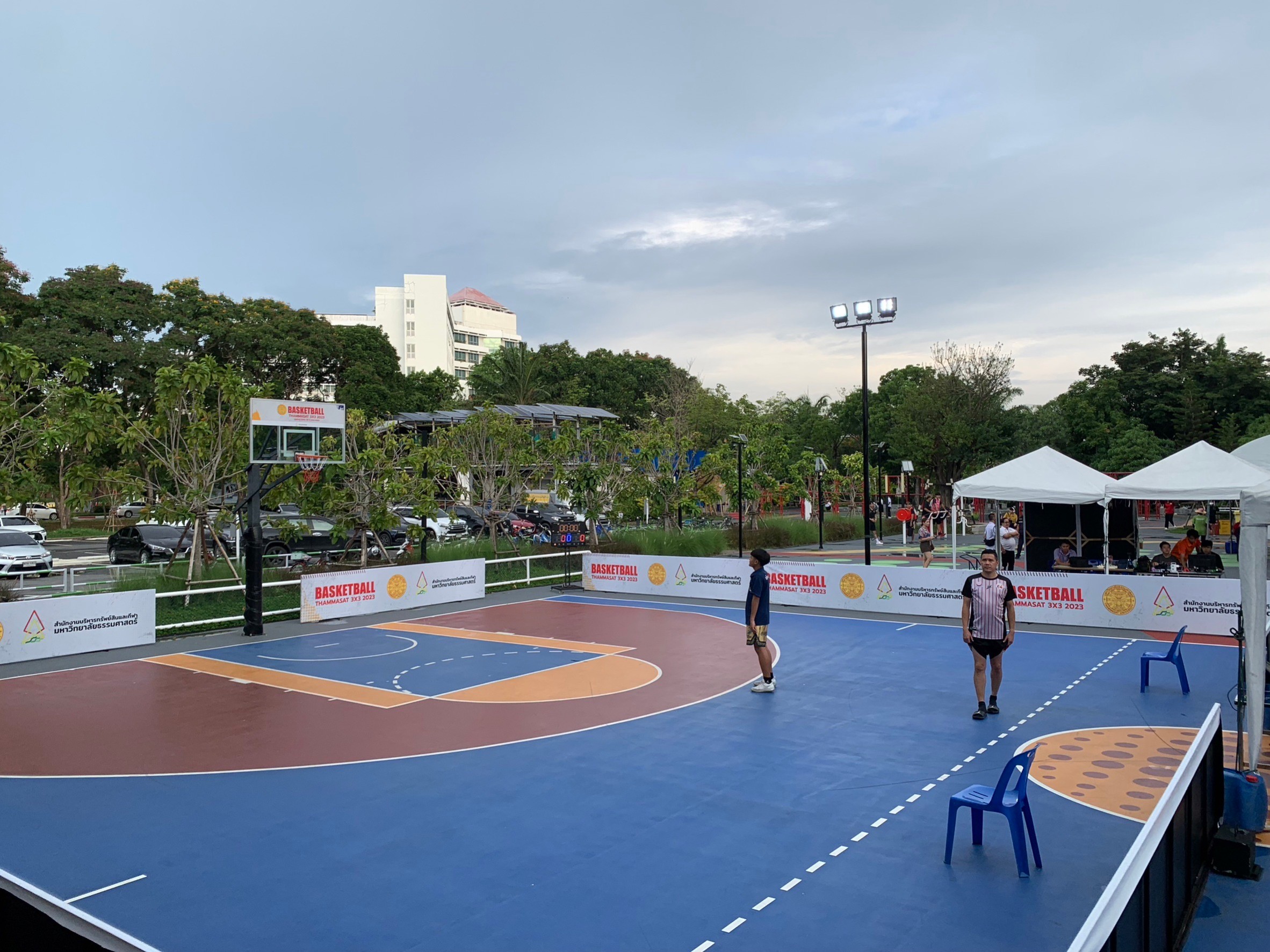 สนามบาสปกภาพเดียว